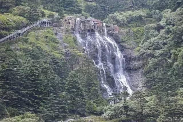 宝妈在机场遇工作人员占用母婴室吃饭 机场回应